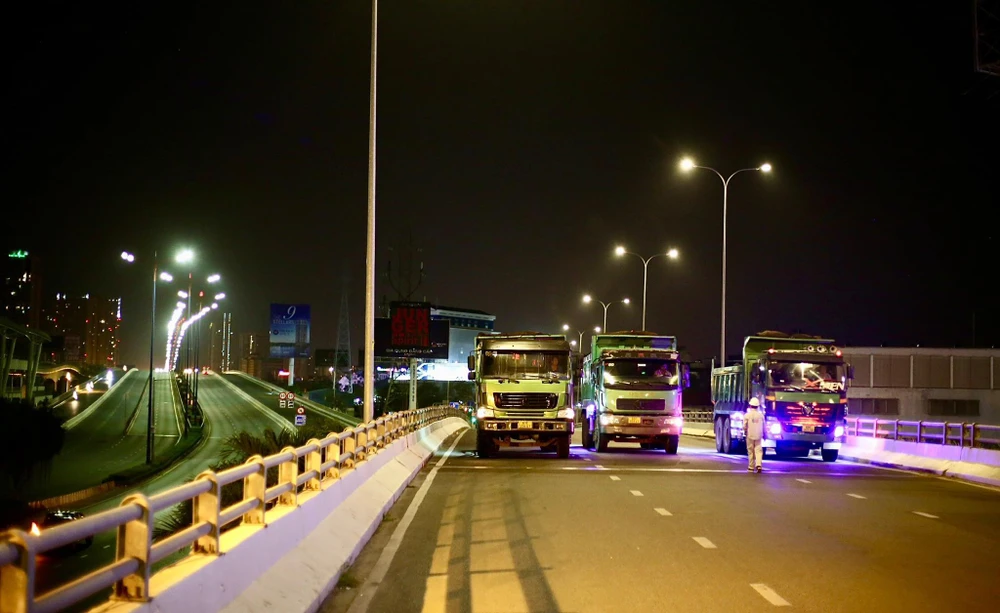 Mới đây, cầu vượt Nguyễn Hữu Cảnh cũng được thử tải, kiểm định chất lượng sau sự cố. Ảnh: CTV.