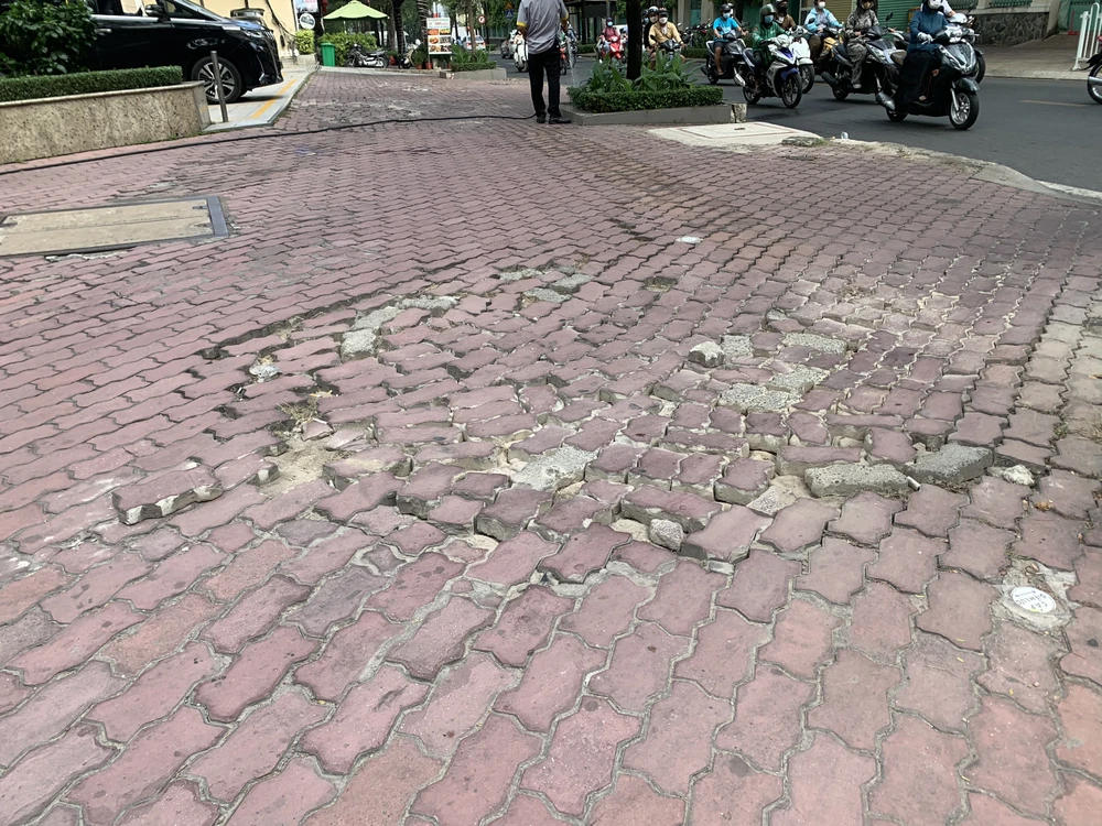 Nhiều đoạn vỉa hè bị bong tróc - hình ảnh ghi nhận trên vỉa hè đường Trần Quốc Thảo. Ảnh: ĐT.