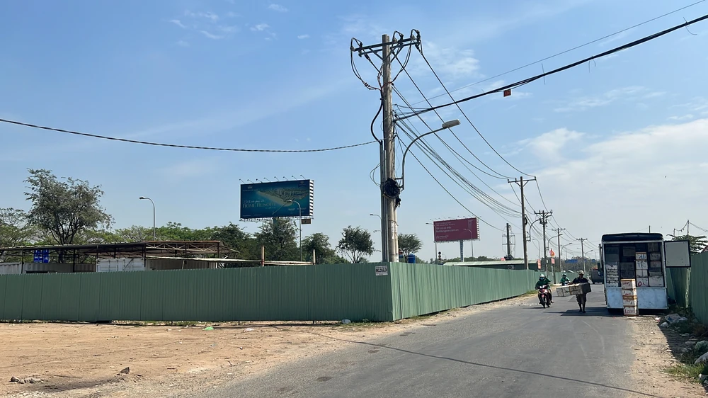 Khu vực nút giao An Phú, TP Thủ Đức mới chỉ được rào chắn, chưa triển khai thi công. Ảnh: ĐT.