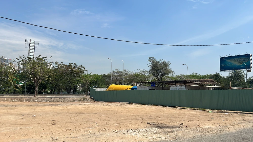 Theo ông Lương Minh Phúc, đối với hai hầm chui khu vực nút giao thông An Phú, hiện đơn vị thi công đang chuẩn bị vật liệu, khảo sát, phương án di dời cây xanh và dự kiến tuần sau bắt đầu triển khai thi công. Ảnh: ĐÀO TRANG.