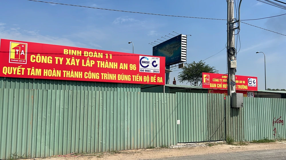 Trao đổi với PLO, ông Lương Minh Phúc - Giám đốc Ban Quản lý Dự án đầu tư xây dựng các công trình giao thông TP cho biết hiện nay đơn vị đang tập trung thi công cầu Bà Dạt. Ảnh: ĐÀO TRANG.