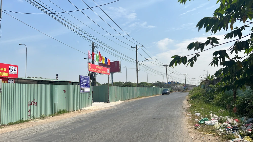 Sở GTVT TP.HCM cho biết hiện nay chủ đầu tư và đơn vị thi công đang dọn dẹp mặt bằng phía cầu Bà Dạt, TP Thủ Đức, sau đó sẽ tiến hành thi công. Ảnh: ĐÀO TRANG.