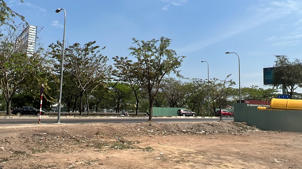 Sở GTVT TP.HCM cho biết hiện nay Sở đang tổ chức phân luồng giao thông, rào chắn một phần đường để thực hiện di dời một số trụ quảng cáo ở khu vực nút giao thông An Phú. Ảnh: ĐÀO TRANG.