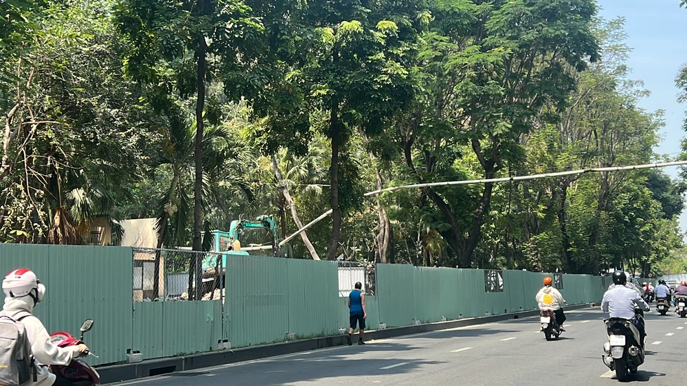 Trong đó, phần cầu nối giữa công viên đã được tháo dỡ xong. Hiện chỉ còn hai trụ cầu đang được máy xúc tiếp tục tháo dỡ. Ảnh: ĐÀO TRANG.