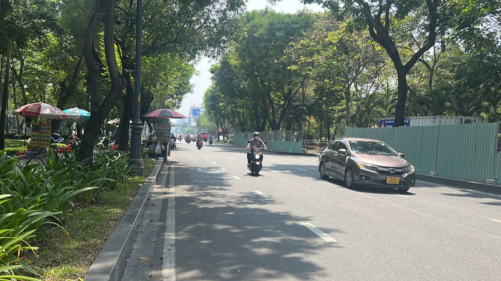 Đường Phan Thúc Duyện là một tuyến đường ở khu vực cửa ngõ sân bay Tân Sơn Nhất, kết nối với đường Trường Sơn, Cộng Hòa, giảm tải cho các tuyến đường khu vực xung quanh. Tuy nhiên, thời gian tới tuyến đường này sẽ được rào chắn một phần để phục vụ công tác thi công.