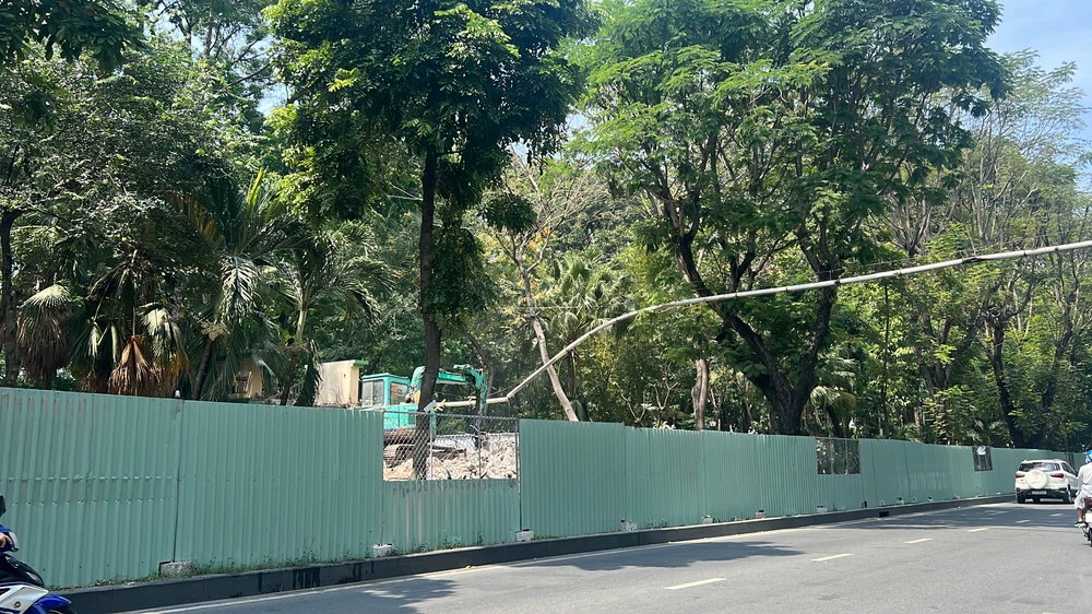 Sở GTVT TP.HCM cho biết: Công tác tháo dỡ cầu bộ hành trên đường Phan Thúc Duyện, quận Tân Bình thuộc công trình xây dựng đường nối đường Trần Quốc Hoàn – đường Cộng Hòa đã cơ bản được hoàn tất, đây là cơ sở để triển khai các hạng mục thi công thuộc dự án này. Ảnh: ĐÀO TRANG.