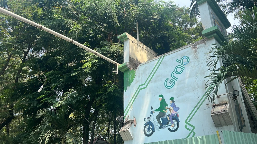 Dự án xây dựng đường nối Trần Quốc Hoàn - Cộng Hòa có ý nghĩa vô cùng quan trọng, góp phần giải quyết tình trạng ùn tắc giao thông tại khu vực Cảng hàng không Quốc tế Tân Sơn Nhất và từng bước hoàn thiện hệ thống hạ tầng giao thông khu vực. Ảnh: ĐÀO TRANG.