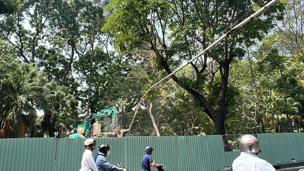 Ban Quản lý Dự án đầu tư xây dựng các công trình giao thông TP cho biết dự án xây dựng đường nối Trần Quốc Hoàn - Cộng Hòa dự kiến hoàn thành toàn bộ dự án trong tháng 9-2024 để đồng bộ với thời điểm hoàn thành đưa vào sử dụng nhà ga T3 dự kiến cuối năm 2024. Ảnh: ĐÀO TRANG.