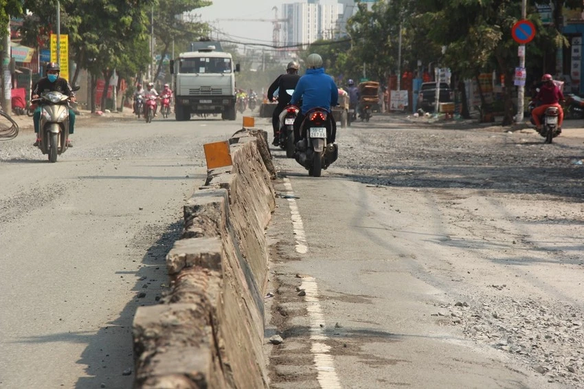 Trước khi nâng cấp đường Huỳnh Tấn Phát thường xuyên ngập, khói bụi. Ảnh: HẢI LONG.
