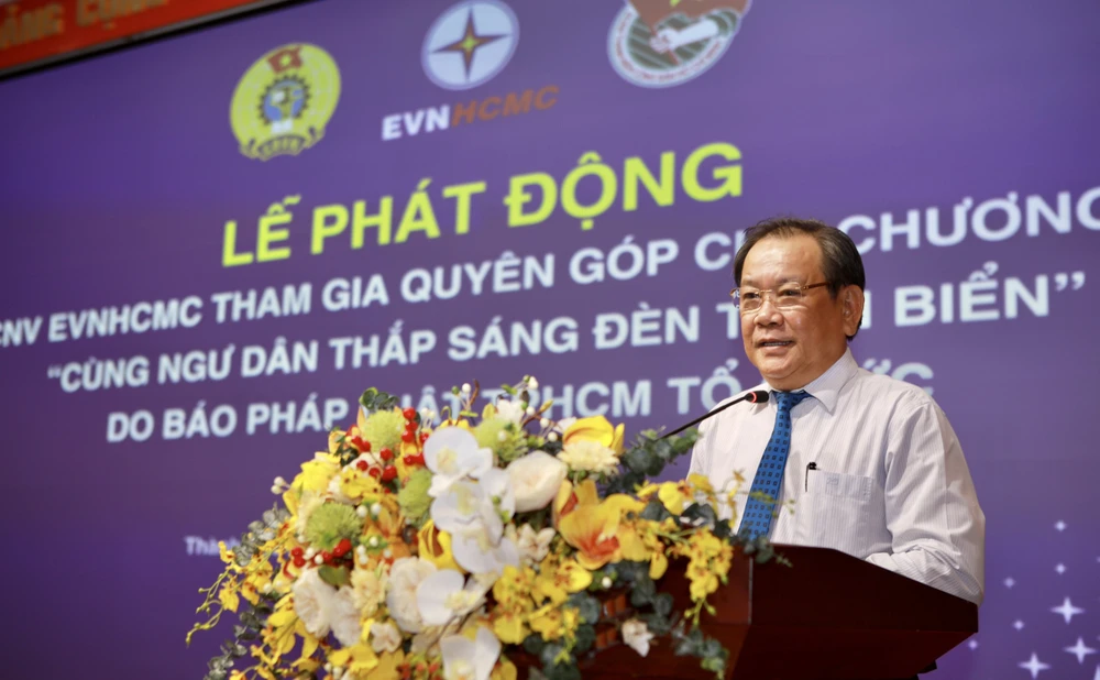 Tổng biên tập báo Pháp Luật TP.HCM Mai Ngọc Phước gửi lời cảm ơn, trân quý đến tập thể CNVC-NLĐ đã cùng với báo trong việc tổ chức, thực hiện chương trình. Ảnh: NGUYỆT NHI.