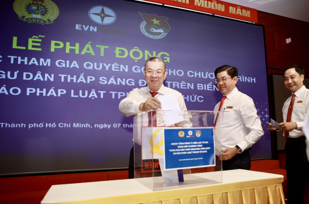 Ban Tổng Giám đốc EVNHCMC tham gia ủng hộ chương trình "Cùng ngư dân thắp sáng đèn trên biển". Ảnh: NGUYỆT NHI.