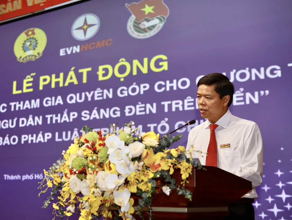 Ông Lê Văn Minh - Chủ tịch Công đoàn EVNHCMC kêu gọi toàn thể công đoàn, các tập thể cùng tham gia chương trình "Cùng ngư dân thắp sáng đèn trên biển" do Báo Pháp Luật TP.HCM tổ chức. Ảnh: NGUYỆT NHI.