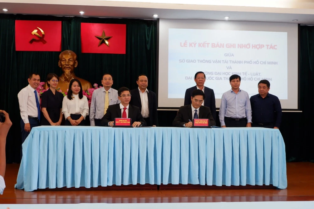 Sở GTVT TP.HCM và Trường Đại học Kinh tế - Luật đã ký kết ghi nhớ hợp tác. Ảnh: ĐÀO TRANG. Sở GTVT TP.HCM và Trường Đại học Kinh tế - Luật đã ký kết ghi nhớ hợp tác. Ảnh: ĐÀO TRANG.