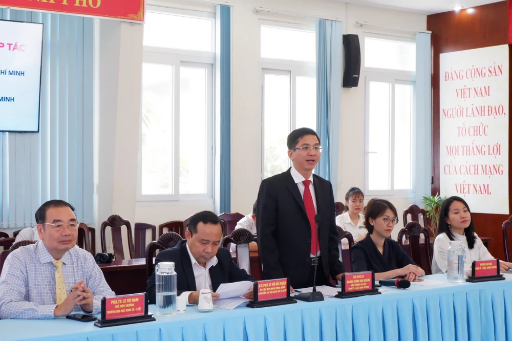 PGS.TS Hoàng Công Gia Khánh, Hiệu trưởng Trường Đại học Kinh tế - Luật, cho biết sau lễ ký kết trường có thể bắt ngay vào công tác nghiên cứu. Ảnh: ĐÀO TRANG. PGS.TS Hoàng Công Gia Khánh, Hiệu trưởng Trường Đại học Kinh tế - Luật, cho biết sau lễ ký kết trường có thể bắt ngay vào công tác nghiên cứu. Ảnh: ĐÀO TRANG.