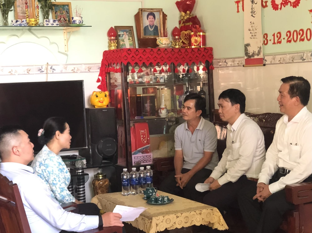 Bà Nguyễn Thị Lệ, Chủ tịch HĐND TP.HCM đã tới thăm hỏi, động viên người dân bị ảnh hưởng bởi dự án vành đai 3, đoạn qua địa phận TP Thủ Đức. Ảnh: CTV.