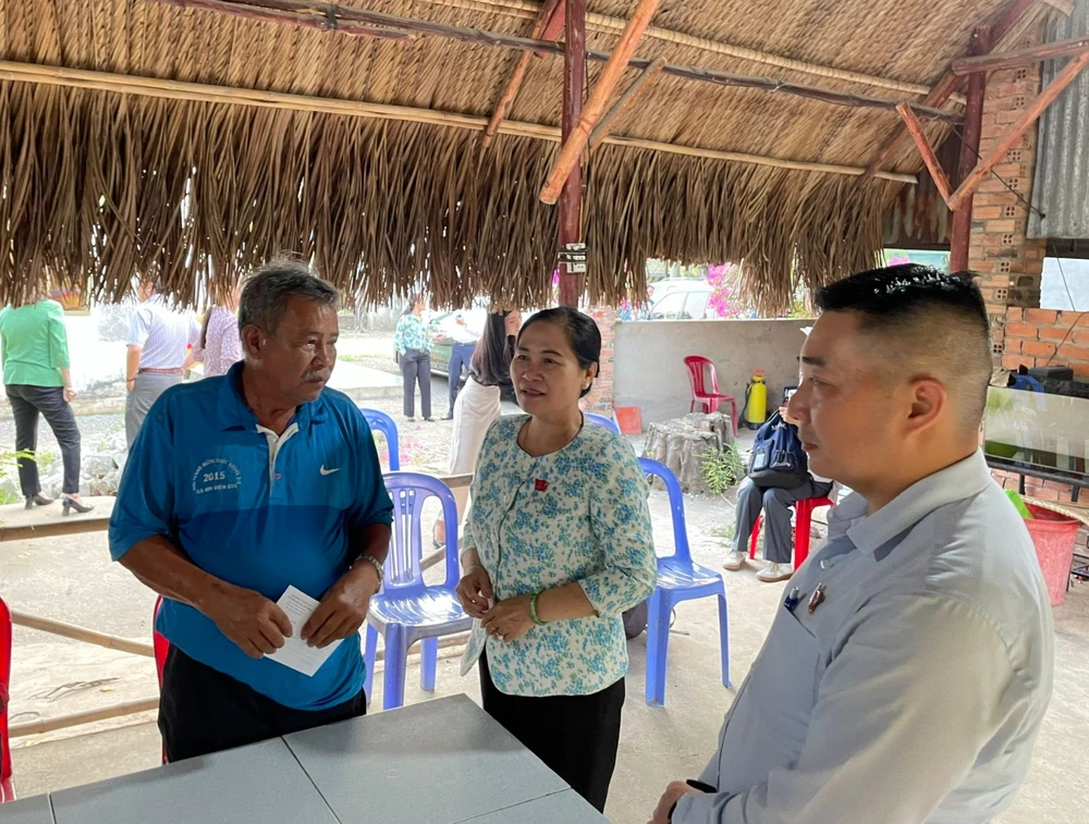 Đoàn giám sát đi thăm gia đình ông Trần Văn Ẩn, bị ảnh hưởng bởi dự án vành đai 3. Ảnh: CTV.