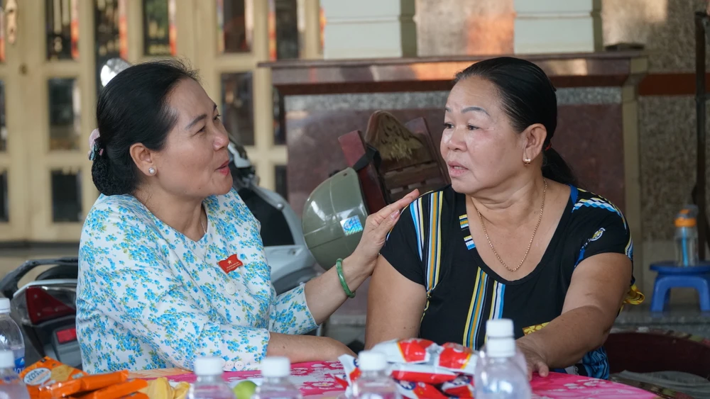 Bà Nguyễn Thị Lệ, Chủ tịch HĐND TP.HCM đã tới thăm hỏi, động viên người dân. Ảnh: NGUYỄN TIẾN.