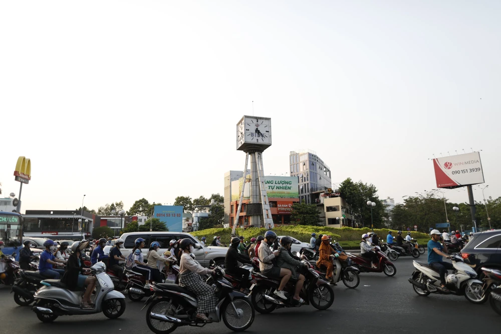 Để giảm mật độ lưu thông qua vòng xoay, Sở GTVT TP sẽ tổ chức một chiều đường Nguyễn Bỉnh Khiêm.