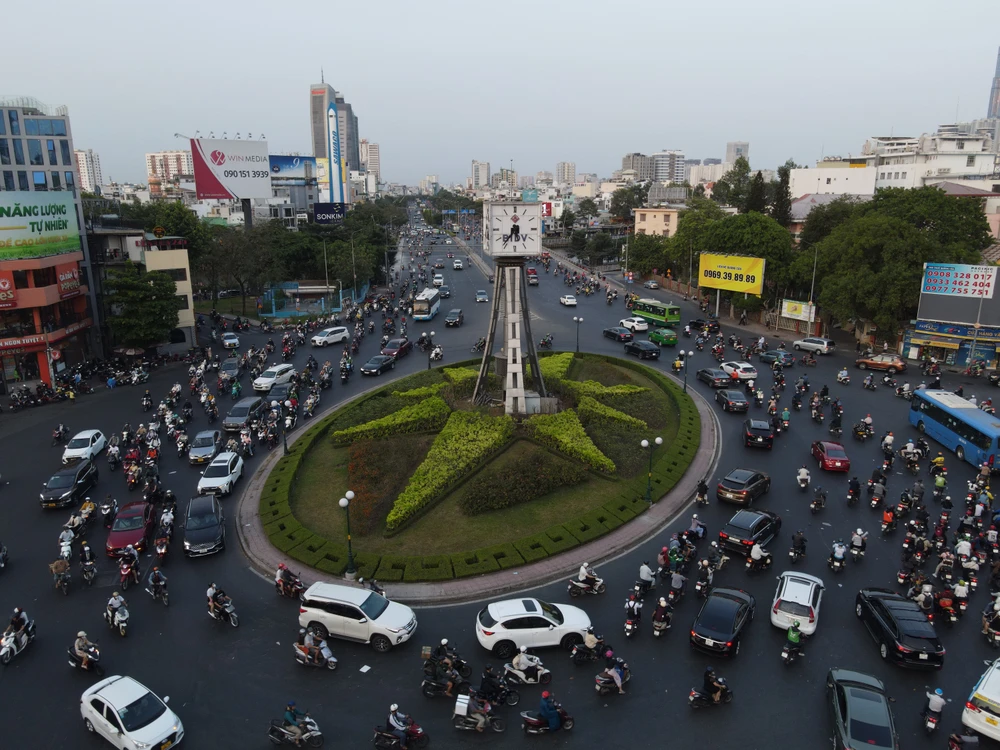 Trao đổi với PV PLO, ông Đoàn Văn Tấn, Giám đốc Trung tâm Quản lý điều hành giao thông đô thị TP cho biết hầu hết các nút giao, điều chỉnh giao thông ở TP phải chạy mô phỏng về mật độ phương tiện trước khi quyết định điều chỉnh giao thông. Bởi lẽ, việc điều chỉnh này tác động rất lớn đến xã hội và tình hình giao thông cho cả một khu vực.