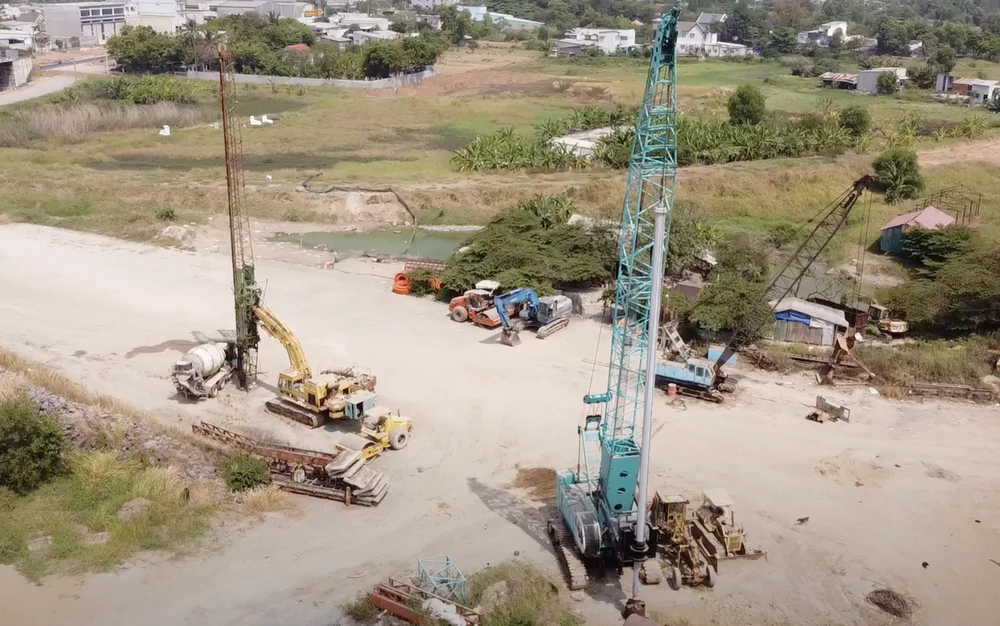 Máy móc thiết bị "phơi mưa, phơi nắng" trên công trường. Ảnh: CTV.