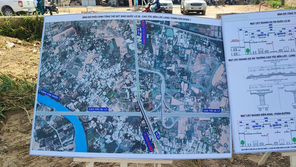 Đoàn công tác xuất phát từ nút giao Bến Lức - Long Thành với quốc lộ 50. Ảnh: Uyên Phương.