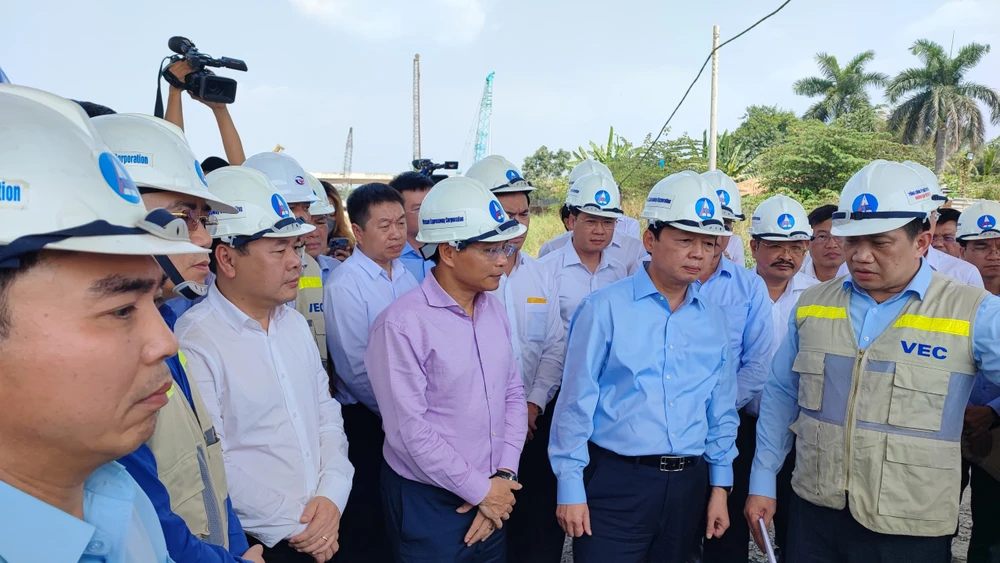 Đại diện VEC kiến nghị nhiều vấn đề với Phó Thủ tướng Trần Hồng Hà. Ảnh: Uyên Phương.