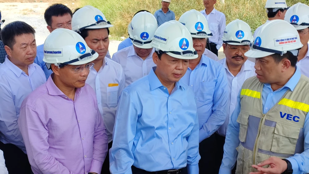 Phó Thủ tướng Chính phủ Trần Hồng Hà và Bộ trưởng Bộ GTVT Nguyễn Văn Thắng đang thị sát tại tuyến cao tốc Bến Lức - Long Thành. Ảnh: Uyên Phương.