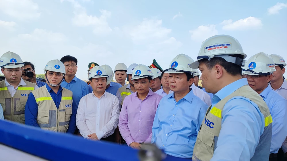 Đoàn công tác do Phó Thủ tướng Chính phủ Trần Hồng Hà đang thị sát dự án cao tốc Bến Lức - Long Thành. Ảnh: Uyên Phương.