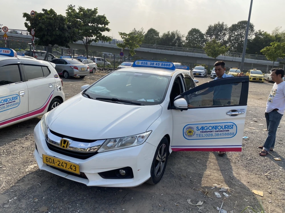 Chiếc taxi "chặt chém" du khách Nhật Bản với giá cước 1,2 triệu đồng, song trên đồng hồ chỉ hơn 120.000 đồng. Ảnh: CTV.