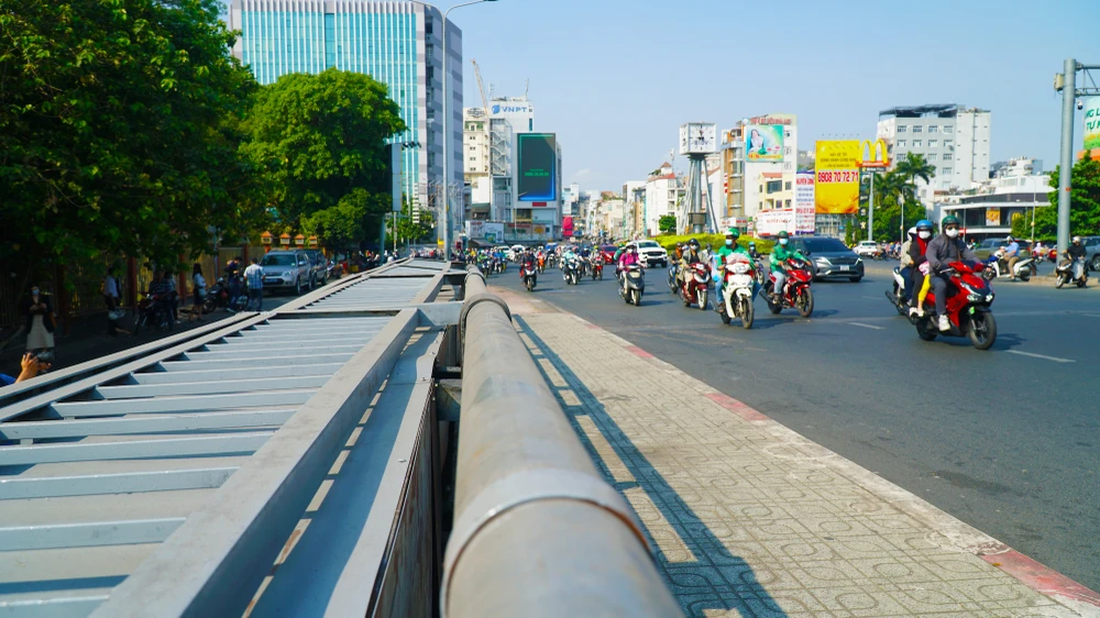 Trước đó, người dân đã đốt vàng mã phía trên cầu Điện Biên Phủ, quận 1 đã làm cháy đường dây điện dưới dạ cầu. Ảnh: Nguyễn Tiến.