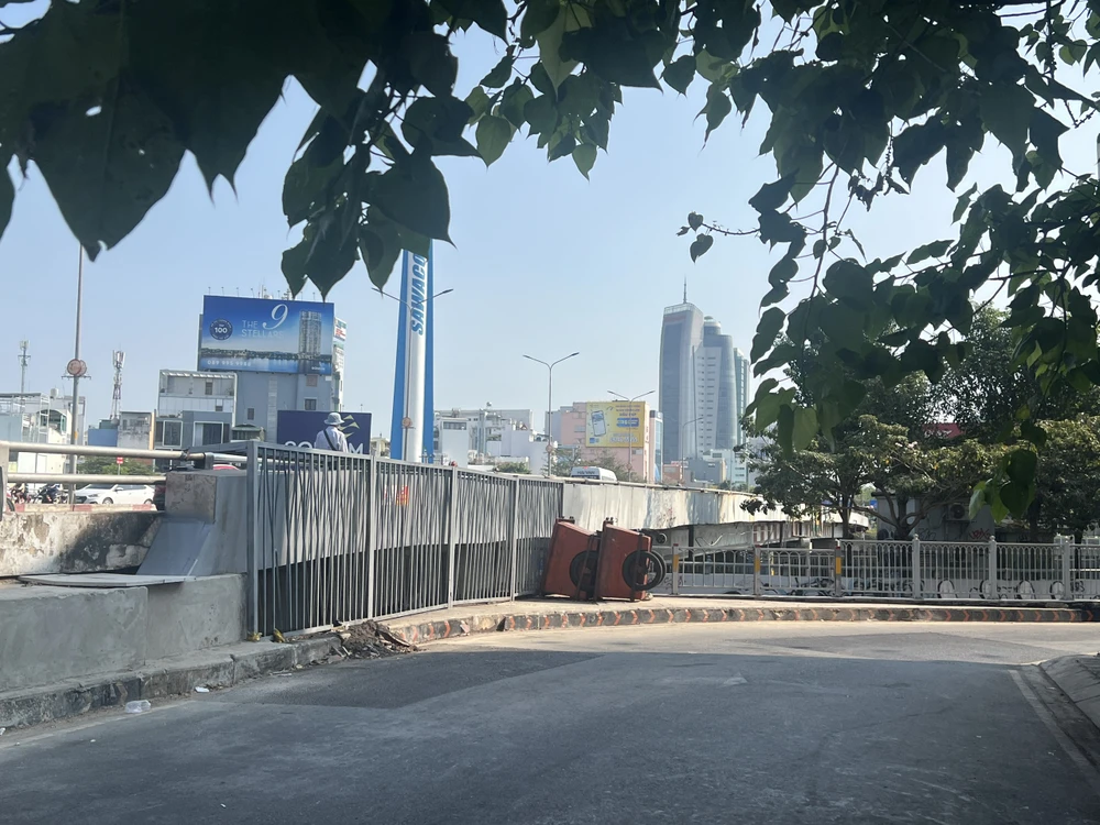 Khu vực cháy đường dây điện dưới dạ cầu Điện Biên Phủ. Ảnh: ĐÀO TRANG.