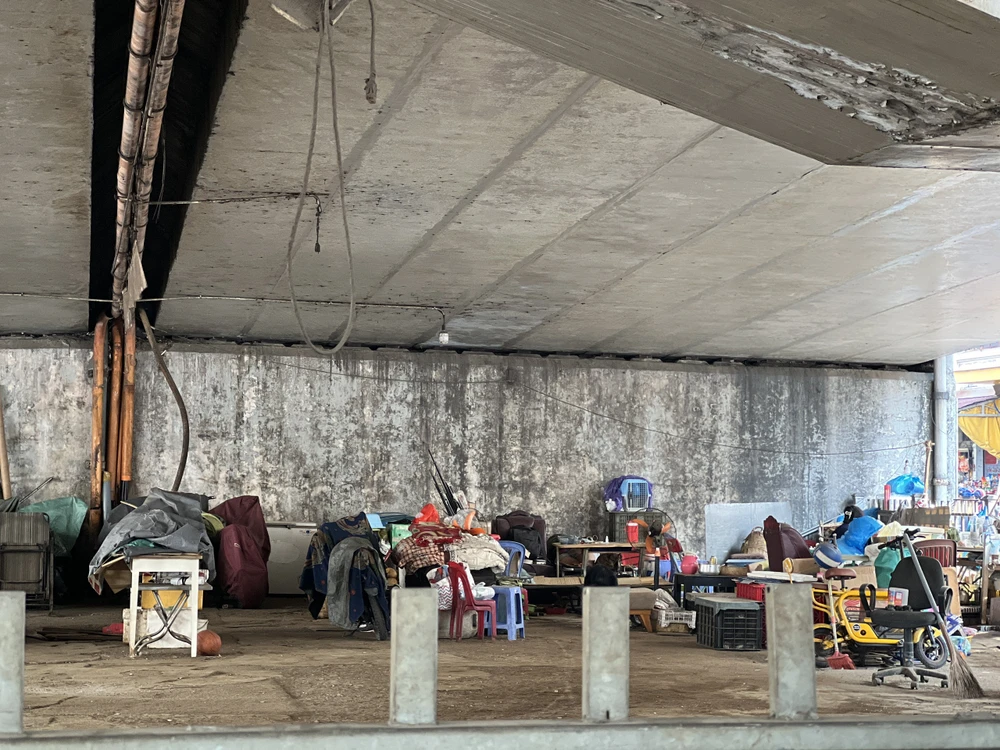 Khu vực cầu Ông Lãnh, quận 1 đang bị lấn chiếm, chứa đồ. Ảnh: ĐÀO TRANG.