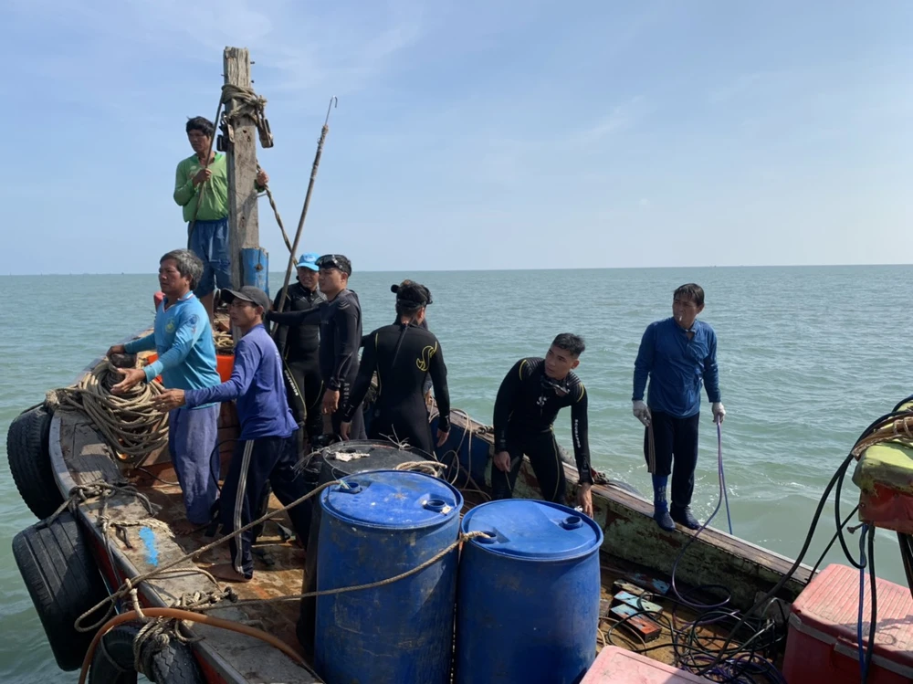 Hiện các lực lượng đang tìm kiếm 1 người bị chết. Ảnh: Hải đội 2 cung cấp.