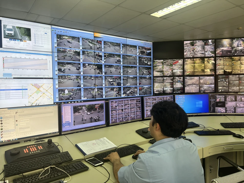 Trung tâm Quản lý điều hành giao thông đô thị đang điều tiết giao thông qua các đèn tín hiệu ở trung tâm TP. Ảnh: ĐÀO TRANG.