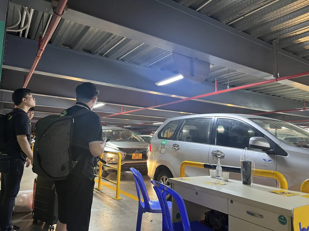 TP.HCM đề nghị Cảng hàng không quốc tế Tân Sơn Nhất nghiên cứu sử dụng một phần nhà để xe TCP để làm thủ tục check in. Ảnh: ĐÀO TRANG.