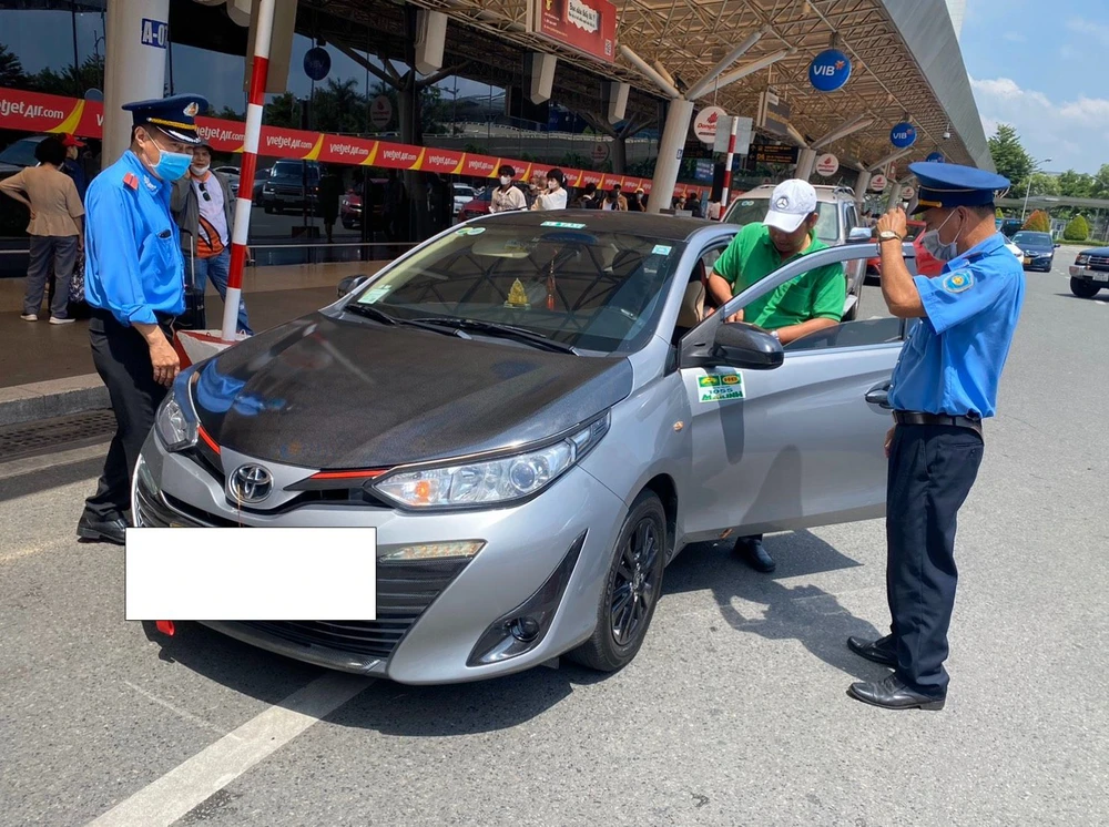 Thanh tra Sở GTVT đã xử phạt 72 trường hợp vi phạm ở sân bay Tân Sơn Nhất. Ảnh: CTV.