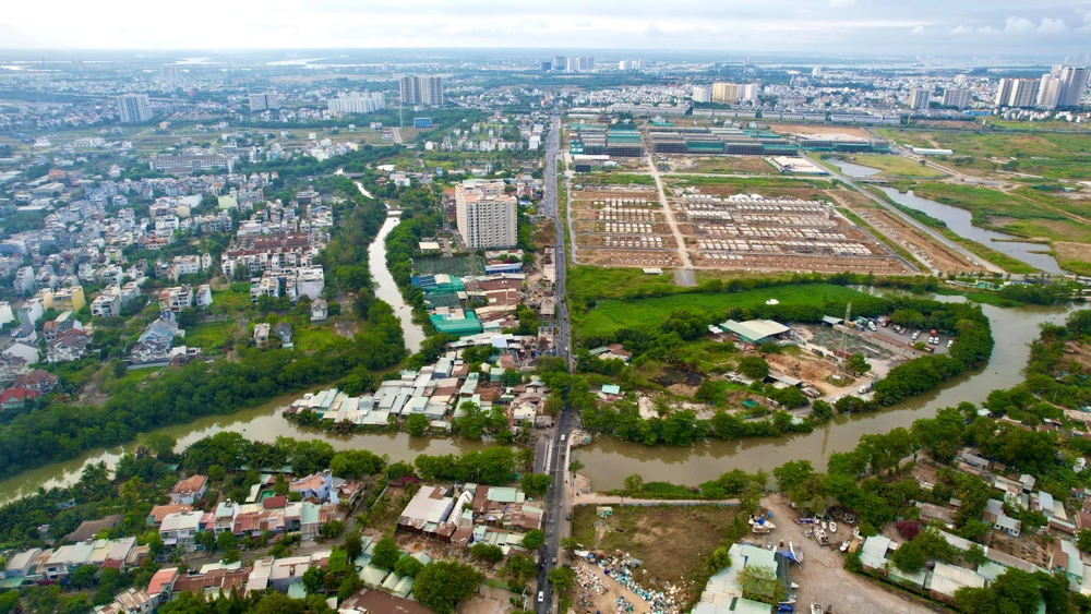 Dự án cầu Nam Lý tái khởi động sau 4 năm ngưng thi công. Ảnh: NGUYỄN TIẾN.