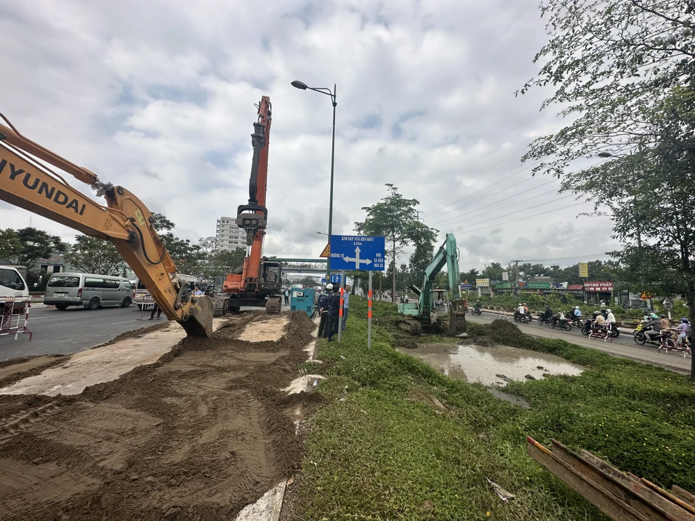 SAWACO đang tích cực xử lý sự cố bể đường ống nước trên đường Phạm Văn Đồng. Ảnh: ĐT.