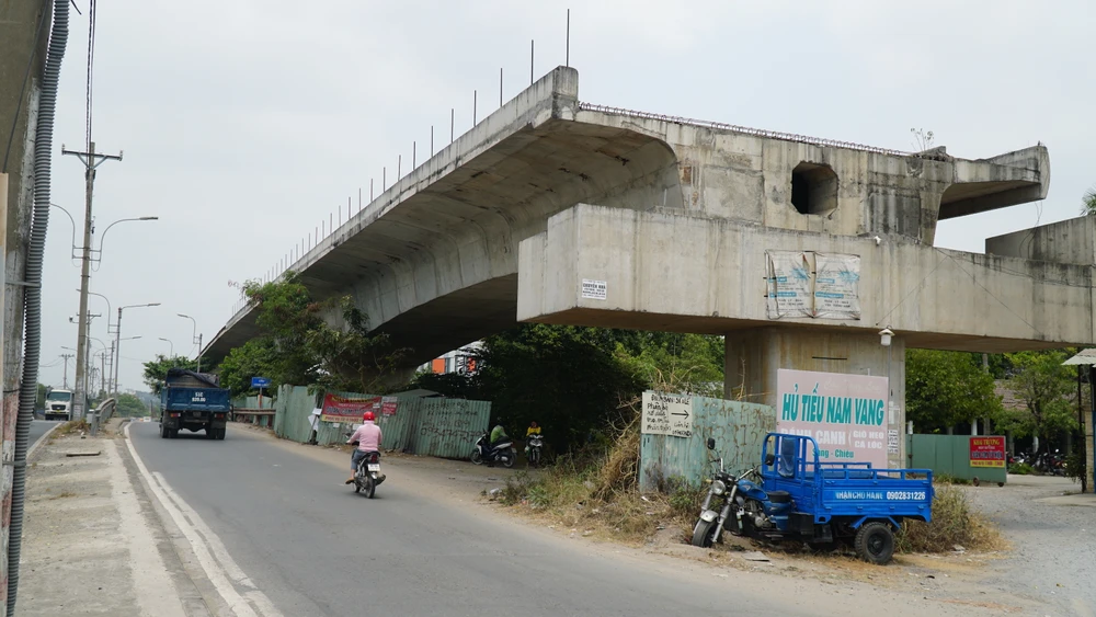 Sau nhiều năm tạm ngưng thi công, dự án cầu Tăng Long đã điều chỉnh tổng mức đầu tư tăng lên 688 tỉ đồng (tăng 238 tỉ đồng).