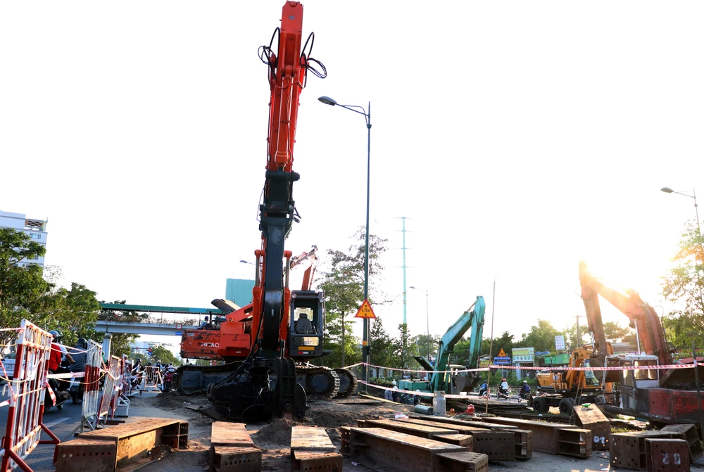 Theo đơn vị thi công, sau nhiều ngày tìm vị trí xì tuyến ống nước, đến sáng ngày 27-3 đã xác định được vị trí. Ngay sau đó, đơn vị thi công đã tiến hành vá đường ống.