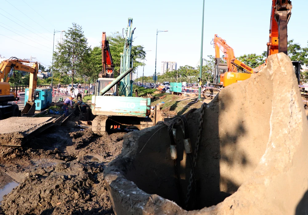 Sau khi vá đường ống, công nhân sẽ hiện súc rửa đường ống để đảm bảo nguồn nước. Dự kiến, Nhà máy nước Thủ Đức 3 sẽ được bơm trở lại trong trưa nay. Từ đó, cung cấp nước ổn định cho người dân sử dụng sau 2 ngày bị gián đoạn và nước yếu.