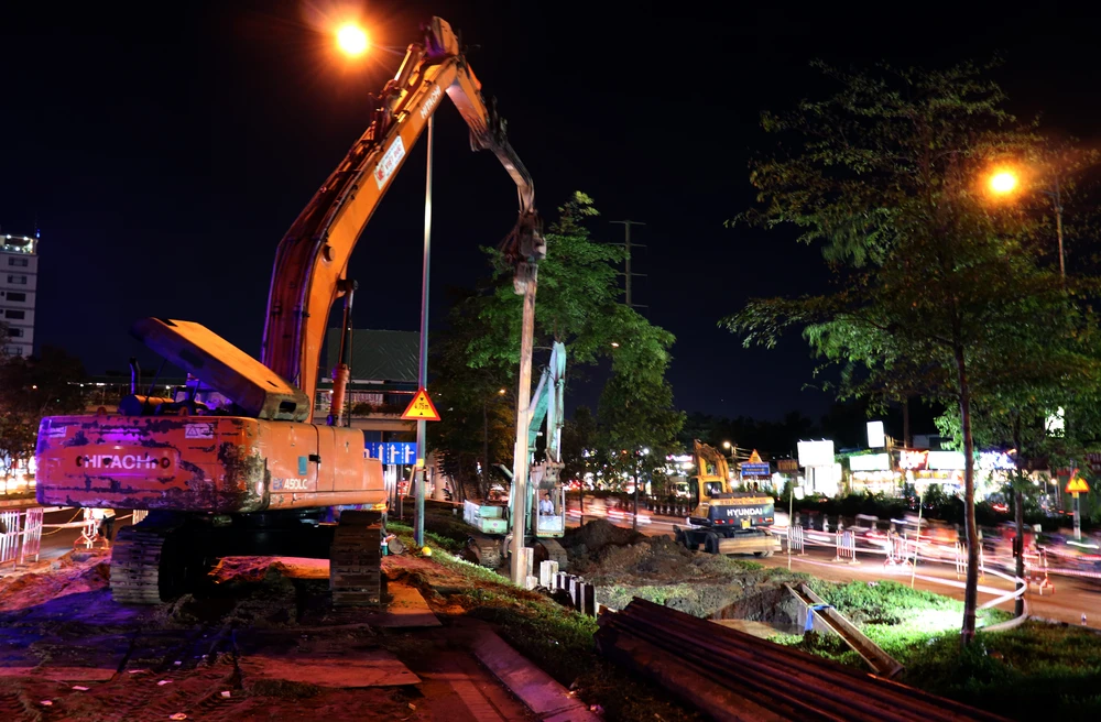 Vì vậy, công nhân đã phải đóng cừ xung quanh, đào đất liên tiếp trong những ngày qua mới có thể tiếp cận tới vị trí xì bể, và tiến hành sửa chữa ngay sau đó.