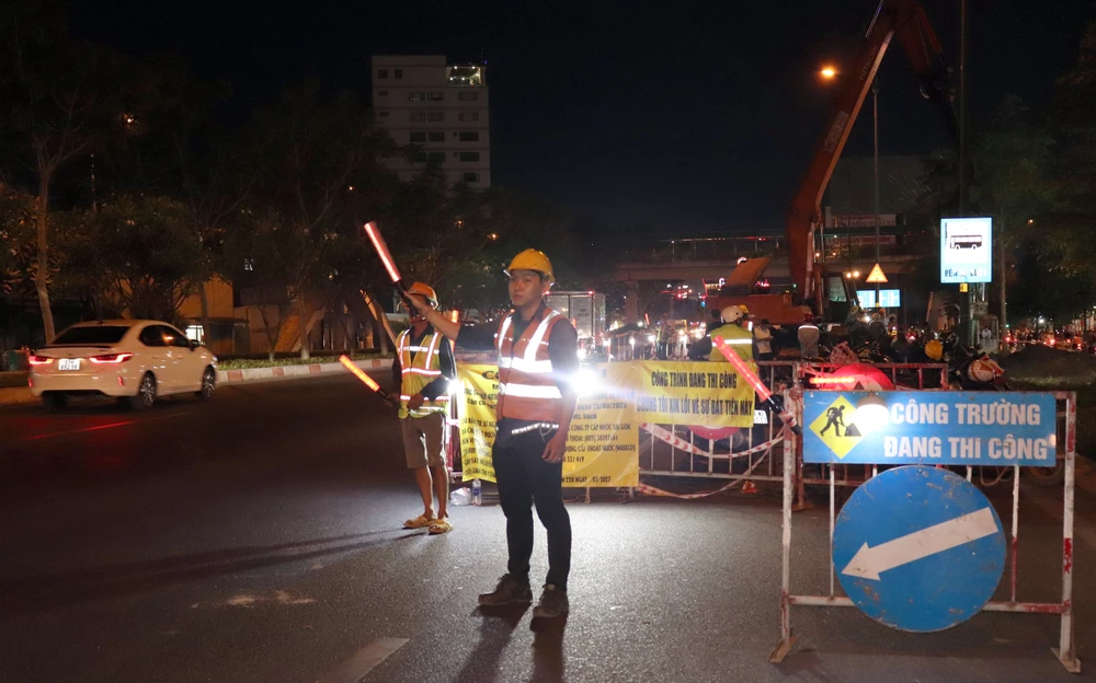 Các công nhân phải thi công liên tiếp 24/24 để nhanh chóng nối lại mạch nước lớn nhất TP.HCM.