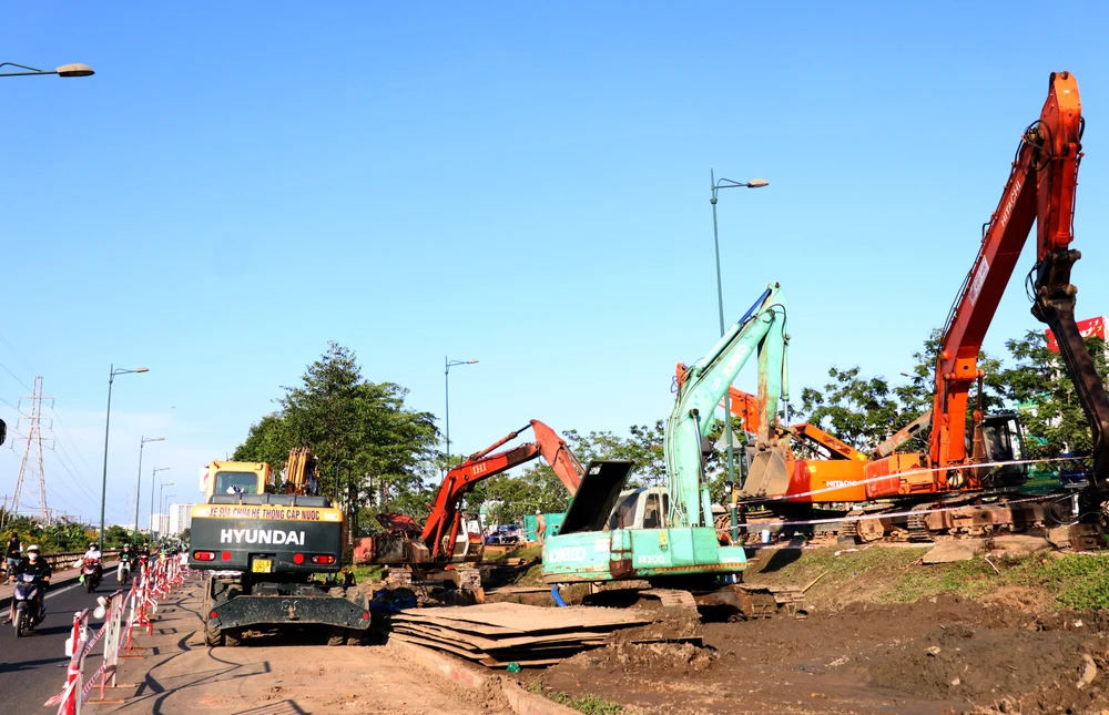 Trước đó, ngày 24-3, tuyến ống cấp nước D1500mm trên đường Phạm Văn Đồng, phường Hiệp Bình Chánh (TP Thủ Đức) đã bị bể. Sự cố khiến nước xì, tràn ra gây ngập đoạn đường qua khu vực khiến người dân đi lại khó khăn. Sự cố trên khiến nguồn nước của 5 quận huyện bị yếu.