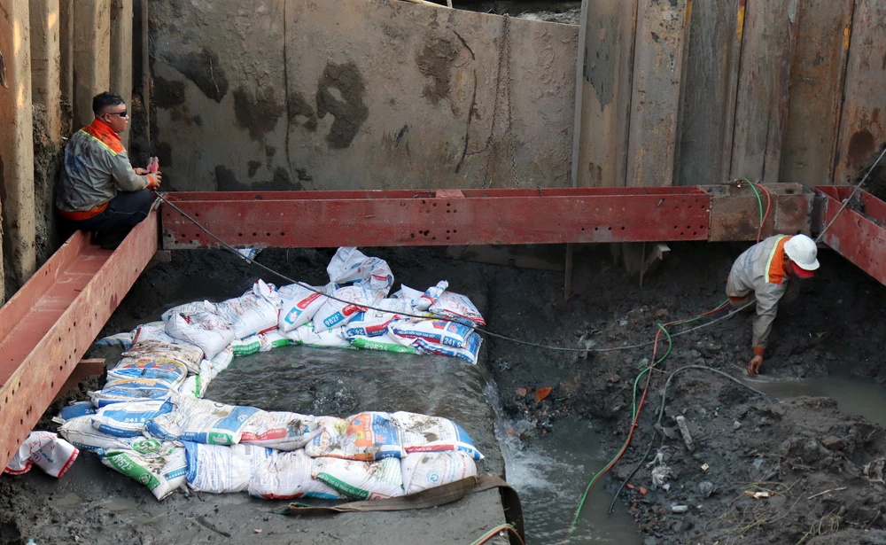 SAWACO đã ngay lập tức thay đổi phương án sửa chữa. Theo đó, đơn vị tạm ngưng công tác sửa chữa ở Nhà máy nước Tân Hiệp để tập trung nhân lực tại khu vực xảy ra sự cố trên. Đồng thời, SAWACO đã tăng công suất bơm nước từ Nhà máy nước Tân Hiệp 1, Tân Hiệp 2 và Nhà máy nước Thủ Đức ra mạng để điều tiết nguồn nước cho các khu vực bị ảnh hưởng bởi sự cố ống D1500mm.