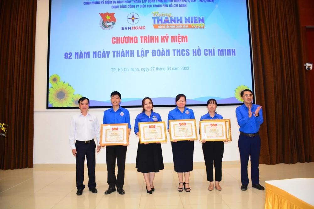 Các cá nhân, tập thể nhận Bằng khen của Trung ương Đoàn.