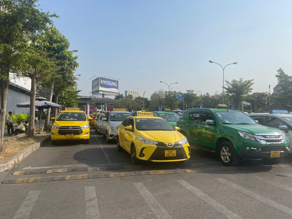 Hiệp hội Taxi TP.HCM không muốn đi qua Nhà xe TCP để không phát sinh thêm chi phí. Ảnh: ĐT.