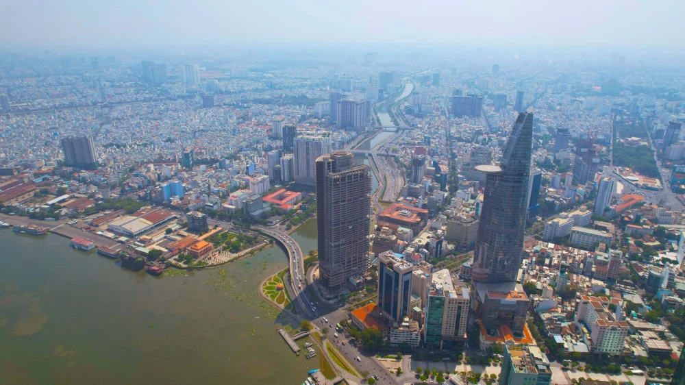 Cầu vượt bộ hành dự kiến được xây dựng từ vỉa hè đường đường Nguyễn Huệ (phía đường Đồng Khởi) tới Công viên Bạch Đằng. Ảnh: NGUYỄN TIẾN.