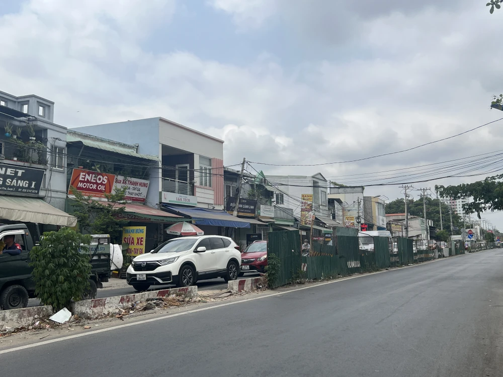 Hàng loạt xe ô tô xếp hàng để di chuyển qua nút giao thông An Phú, TP Thủ Đức.