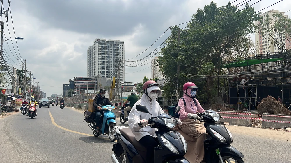 Theo ghi nhận của PV PLO, tại công trường dự án đường Lương Định Của đang được thi công tất bật. Tại đây, máy móc thiết bị, công nhân đang tích cực thi công một phần đường của dự án đường này.